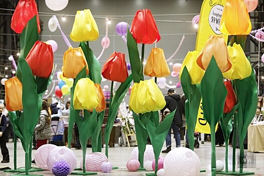 В Петербурге в честь 8 марта «расцвели» гигантские тюльпаны