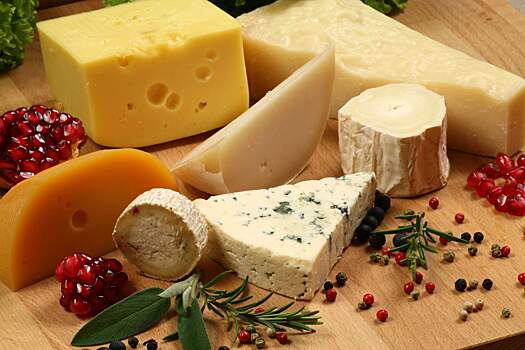 Во Франции дети массово отравились сыром
