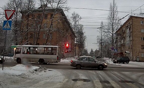 В центре Петрозаводска внедорожник проехал по тротуару в нескольких метрах от пешеходов
