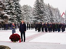 «Склоняем головы» – Радий Хабиров поздравил защитников Отечества