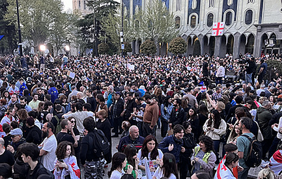 Митингующие в Тбилиси решили направиться к Дому правительства и встретиться с премьером
