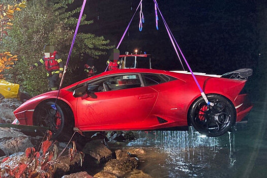 Водитель перепутал педали и утопил Lamborghini в озере