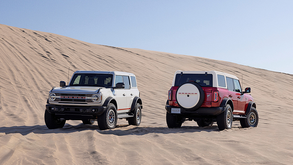 А вот для Ford Bronco никаких скидок нет, поскольку модель и так пользуется спросом, а посвящённая 60-летию машины версия 60th Anniversary Package — и подавно. Особенностью автомобиля станут многочисленные красные акценты на кузове и в интерьере, серебристые 17-дюймовые колёса, а также памятные шильдики в салоне. Технически новинка повторяет комплектацию Outer Banks без каких-либо изменений.