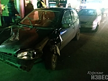 В Курске иномарка протаранила ограждения и въехала в остановку
