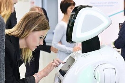 Резидент омского IT-парка разработал робота-продавца Арину