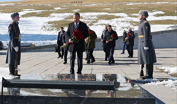 Дмитрий Медведев на Мамаевом кургане почтил память защитников Отечества