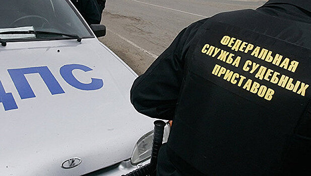 Пристав сменила форму на майку для поиска должницы
