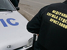 Пристав сменила форму на майку для поиска должницы