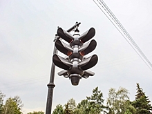 В центре Омска установили памятник светофору