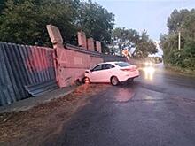 В Волжском районе водитель врезался в бетонный забор, есть пострадавший