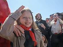 Школьников приняли в пионеры на Красной площади