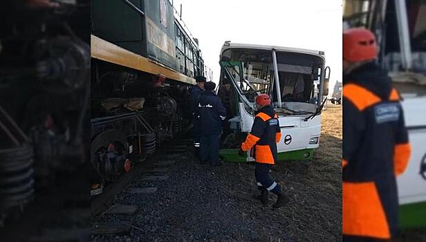 В Красноярском крае пассажирский автобус столкнулся с локомотивом