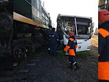 В Красноярском крае пассажирский автобус столкнулся с локомотивом