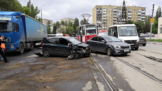 В соцсетях разыскивают вероятного виновника аварии на Танкистов, скрывшегося с места ДТП