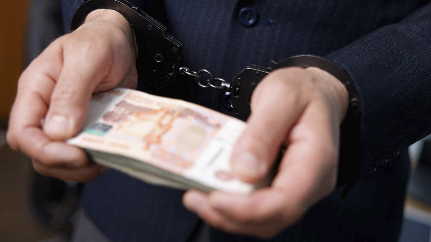 В Петербурге по подозрению в получении многомиллионных взяток задержан полицейский