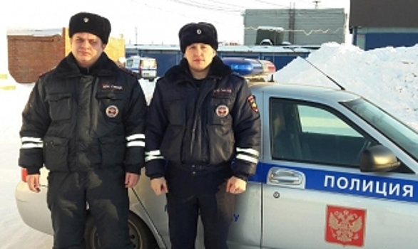 Ямальские госавтоинспекторы продолжают помогать замерзающим на дорогах водителям