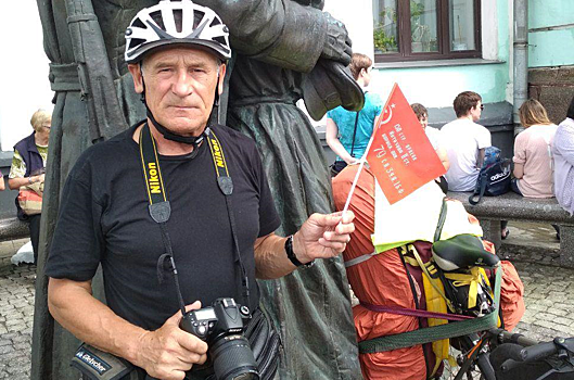 Пенсионер из Новосибирска объехал половину Европы с гармошкой и велосипедом