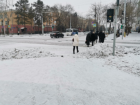 Олег Имамеев рассказал, почему убранным снегом засыпают парковки и тротуары Благовещенска