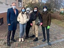 В поселке под Калининградом волонтеры бесплатно раздают маски жителям
