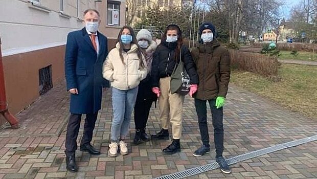 В поселке под Калининградом волонтеры бесплатно раздают маски жителям