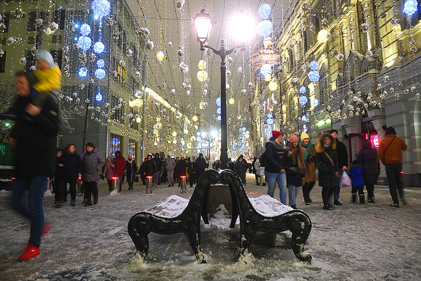 Люди на Никольской улице в Москве