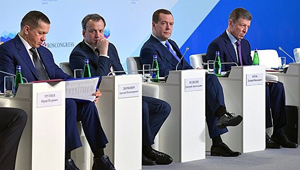 Медведев поручил кабмину сохранить рост экономики