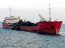 Взорвавшийся в Азовском море танкер отбуксировали на якорную стоянку