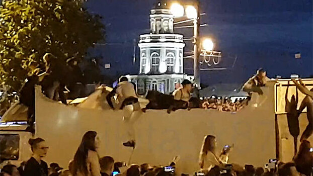 Десятки зрителей «Алых парусов» случайно провалились сквозь крышу грузовика: видео
