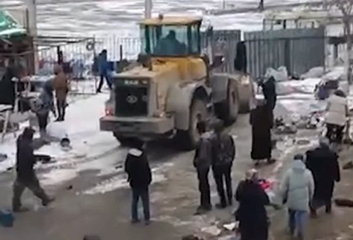 Тракторист устроил погром на блошином рынке в Новосибирске