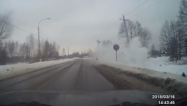 Легковушка срубила опору ЛЭП под Раменским в Подмосковье