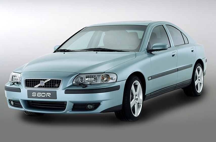 Volvo S60 R/V70R. Замечательный спорткар из палитры первых «шестидесяток» в форм-факторе седана и универсала — отнюдь не конкурент яростной BMW M3, а комфортабельный экспресс для любой погоды. Пятицилиндровый 2,5-литровый агрегат доработан: другая головка блока цилиндров, распредвалы, поршни и выпускной коллектор. Вместо турбины Mitsubishi применяется KKK с давлением до 1 бар. Подвеска с полуактивными амортизаторами Four-C (режимы — Comfort, Sport и Advanced), привод полный с муфтой Haldex.