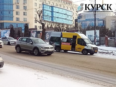ДТП с маршруткой и автобусом в центре Курска спровоцировало пробку