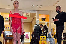 В Австралии зоозащитница пришла в бутик Louis Vuitton в стрингах, обмазавшись кровью