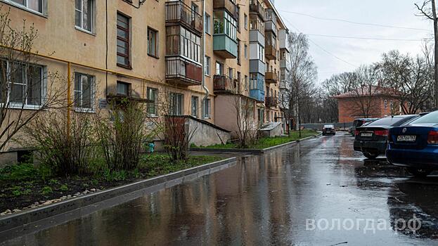 Утопающий двор на улице Горького, 132, переделают по указанию Андрея Накрошаева