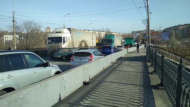 «Лучше не соваться»: из-за аварии мост через ВДСК на юге Волгограда застыл без движения