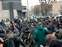 Украинские националисты начали штурм офиса оппозиционного телеканала «Наш»