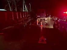 Автомобиль влетел в бетонный забор в Городце: три человека пострадали