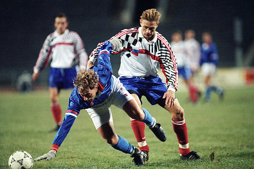 Валерий Карпин (справа) и исландец Вальссон во время отборочного матч XV чемпионата мира по футболу между сборными СССР и Исландии (1:0), 1992 год