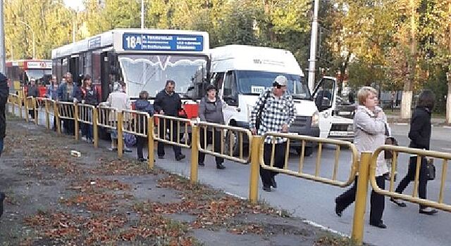 В Заводском маршрутка подрезала автобус, образовался затор