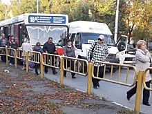 В Заводском маршрутка подрезала автобус, образовался затор