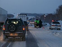 Замерзающего водителя Land Cruiser спасли автоинспекторы