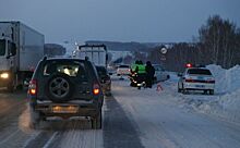 Замерзающего водителя Land Cruiser спасли автоинспекторы