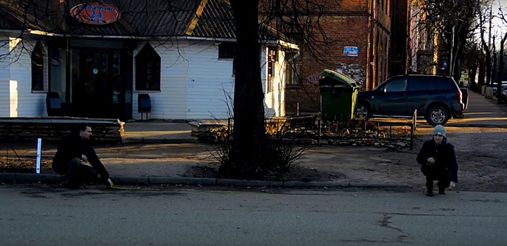 Псковские активисты нашли в Пскове 25 метров идеальной дороги