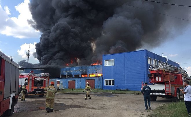 В казанском поселке Киндери горят склады возле М-7