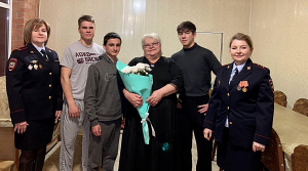 В Северной Осетии в Международный женский День сотрудники Ардонского отдела полиции и члены Общественного совета при ОМВД поздравили многодетную семью