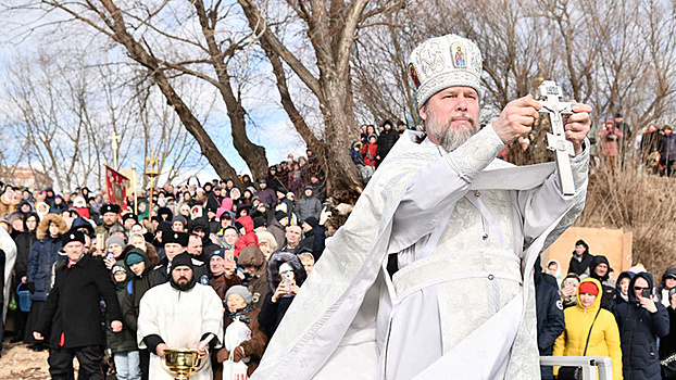 В Краснодаре в крещенских купаниях приняли участие около 9 тыс. человек