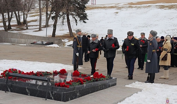 Волгоградские полицейские приняли участие в памятных мероприятиях