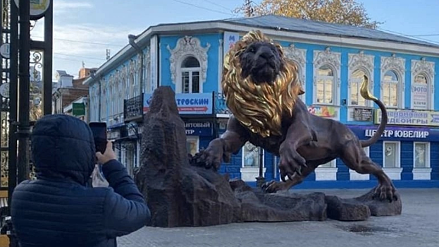 В Екатеринбурге установили пятиметрового льва