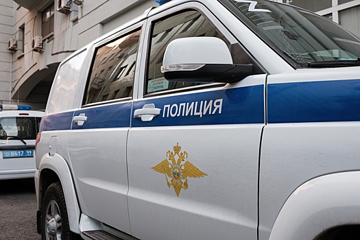 Москвич забаррикадировался с сыном в квартире