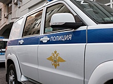 Москвич забаррикадировался с сыном в квартире